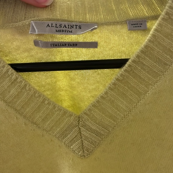 Allsaints Ivana Cashmere-Wool Blend V-Neck Sweater. Medium. Citron Tea. - Picture 4 of 11